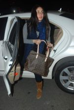 Kareena Kapoor off for a vacation in Airport on 25th Dec 2011 (5).JPG